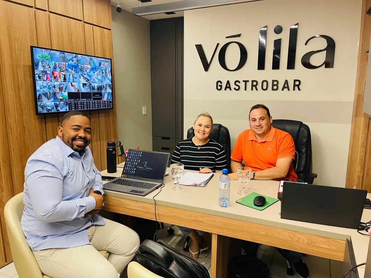Victor Torres em reunião de consultoria com os donos do Vó Lila Gastrobar — atendimento SEBRAE/CE