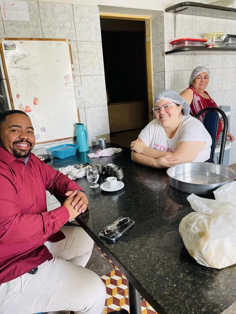 Victor Torres em consultoria com as donas do Casa Grande Buffet, na cozinha do estabelecimento — atendimento SEBRAE/CE