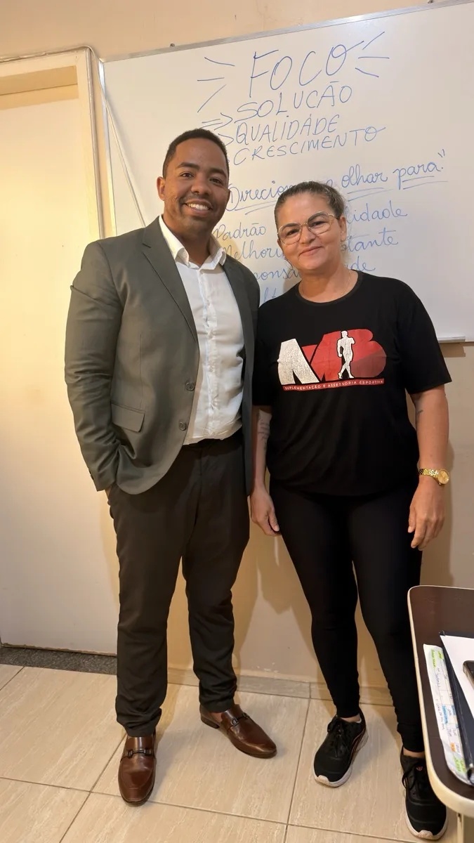 Victor Torres com Rose, dona da Delícias da Rose, ao final do atendimento de registro de marca pelo SEBRAE/CE