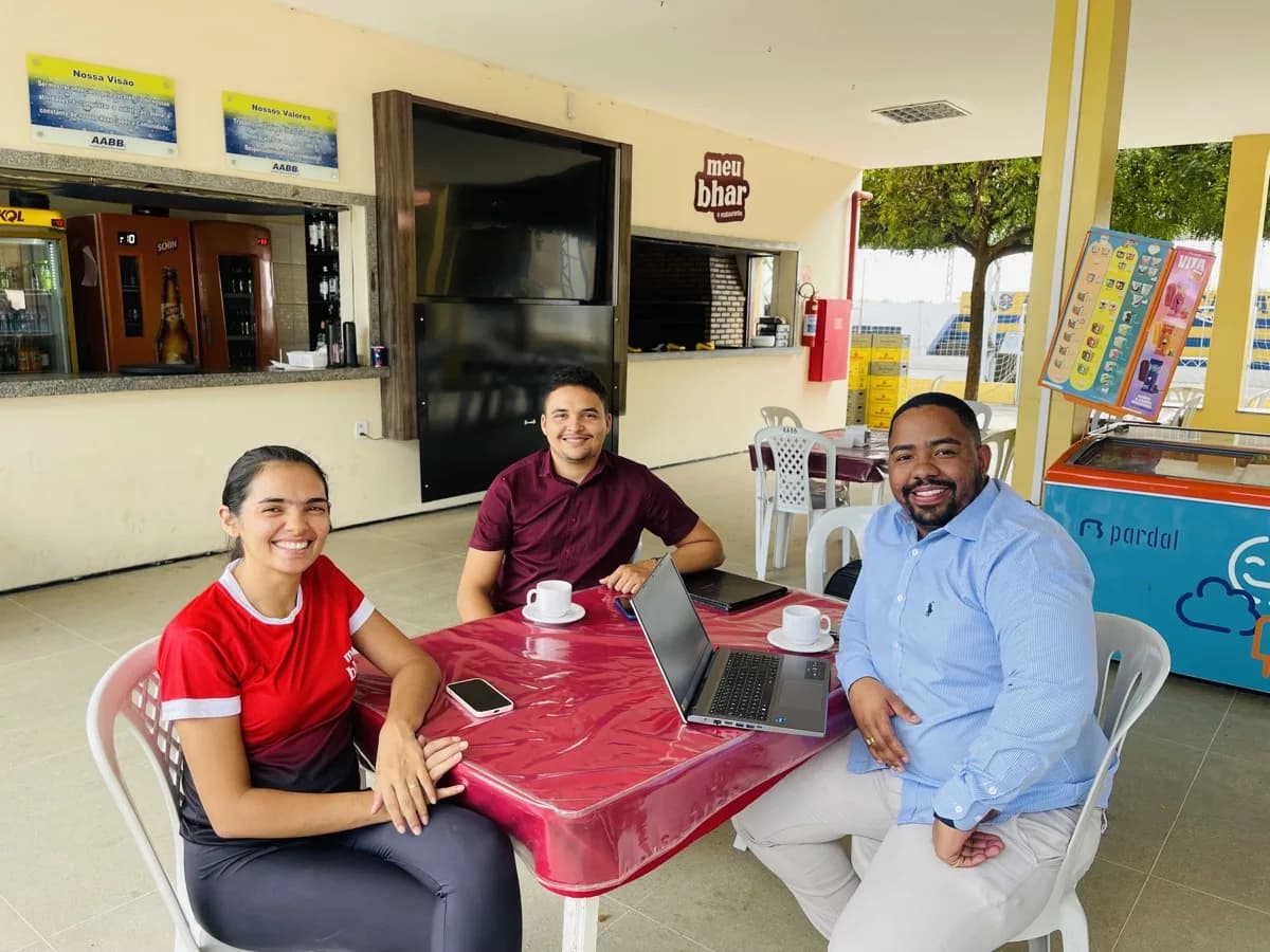 Victor Torres em consultoria no Meu Bhar e Restaurante, atendendo o casal de proprietários no próprio estabelecimento
