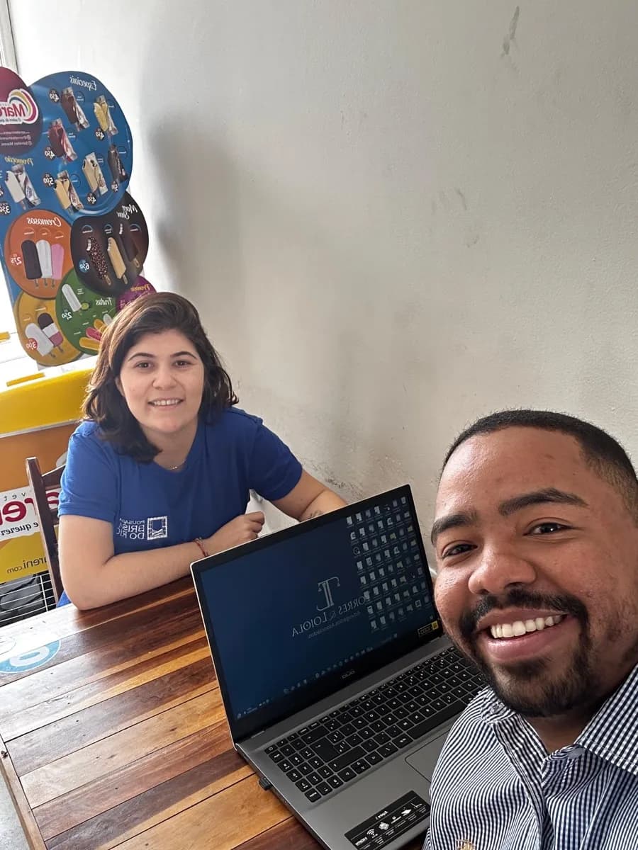 Victor Torres em atendimento com a proprietária da Pousada Brisa do Rio no estabelecimento